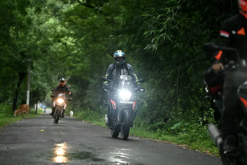 Motards sur une route de montagne