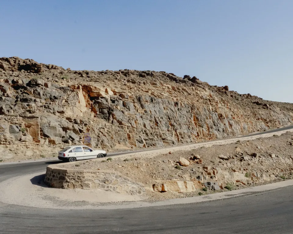 Route dans les reliefs de l'Atlas