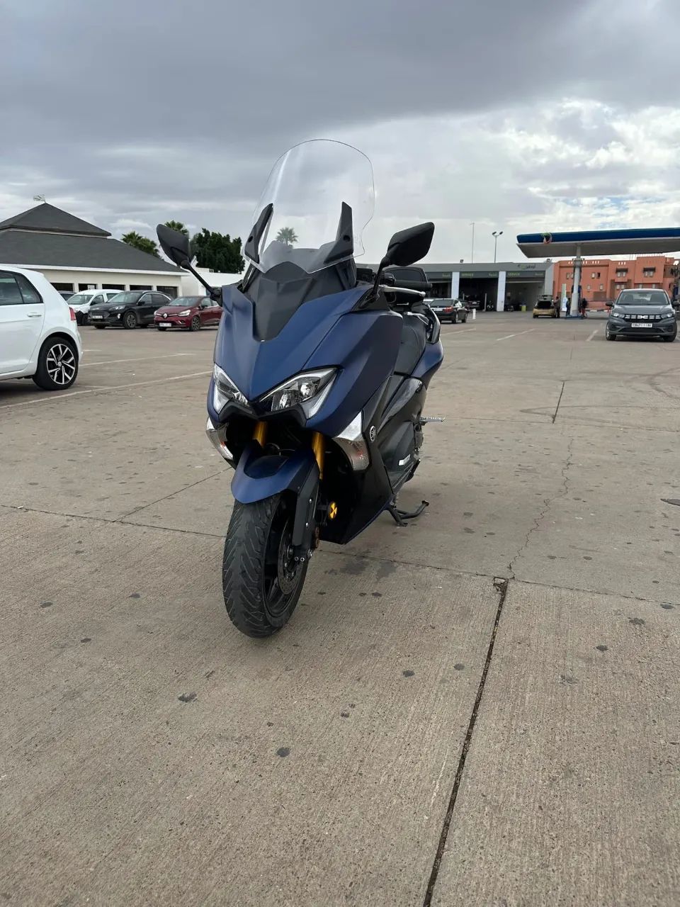 Location Yamaha TMAX à Marrakech : le scooter bleu nuit garé sur une esplanade